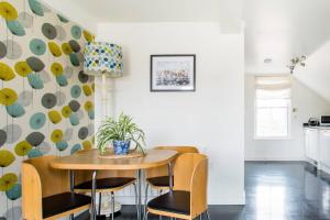 - une salle à manger avec une table et des chaises dans l'établissement Stylish loft apartment moments from beach by Whitstable-Holidays, Bowline, à Whitstable