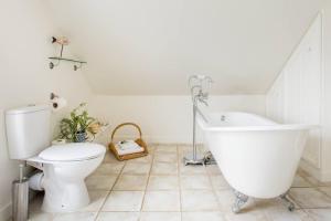 Ένα μπάνιο στο Stylish loft apartment moments from beach by Whitstable-Holidays, Bowline +15 φωτογραφίες
