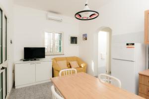 a living room with a couch and a table at Pescoluse Houses in Marina di Pescoluse