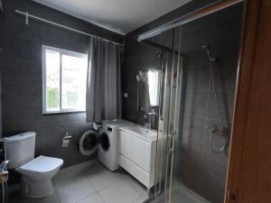 Bilik mandi di Apartamentos Praia do Almoxarife +65 gambar