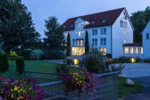 una casa con flores en el patio en Hotel Gasthaus Adler, en Bad Waldsee