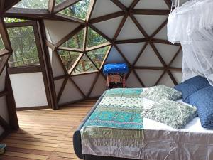 - une chambre avec un lit dans une yourte dans l'établissement Reserva Ecoturística Villa Diosa, à Confines