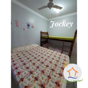um quarto com uma cama e um beliche em Ap Privativo Jockey, uma quadra da praia, Sentir-se em casa! em Vila Velha