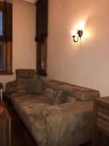 - un salon avec un grand canapé en cuir brun dans l'établissement Aslan Residence, à Istanbul