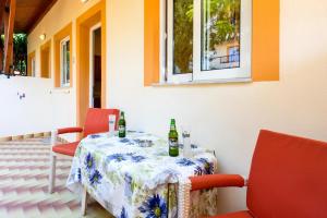 una mesa con dos botellas de cerveza en un patio en Summer Memories Aparthotel, en Pefki