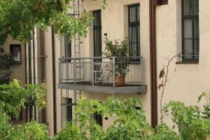 uma varanda ao lado de um edifício com plantas sobre ele em WDREI Hotel em Munique