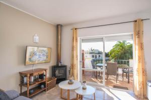 d'un salon avec une cheminée et une grande porte coulissante en verre. dans l'établissement Casa da Tia, à Luz