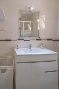 une salle de bains avec un lavabo blanc et un miroir dans l'établissement Casa da Tia, à Luz 38 autres photos