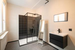 une salle de bain avec douche et lavabo dans l'établissement Charming and Spacious Antwerp City Center Apartments, à Anvers