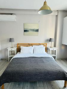 1 dormitorio con 1 cama grande y 2 mesas en 6 Hane Üsküdar Serviced Apartments en Estambul