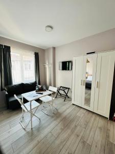 - un salon avec une table, des chaises et une armoire dans l'établissement 6 Hane Üsküdar Serviced Apartments, à Istanbul