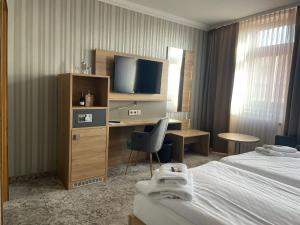 TV a/nebo společenská místnost v ubytování Hotel Schwarzer Adler Tangermünde