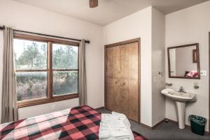 Posteľ alebo postele v izbe v ubytovaní Blue Lake Lodge, 7 Bedrooms, Sleeps 18, Pet Friendly, Hot Tub, Views