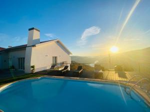 Villa con piscina frente a una casa en Casa Vale do Douro, en Mesão Frio