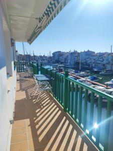 un balcón de un edificio con vistas al puerto en Port Ducal, en Empuriabrava