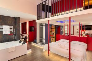 sypialnia z czerwonymi ścianami, łóżkiem i wanną w obiekcie Motel Rona w mieście Caponago