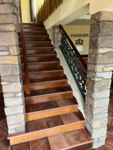 eine Treppe in einem Gebäude mit einer Steinmauer in der Unterkunft HOTEL BOLYARI in Weliko Tarnowo