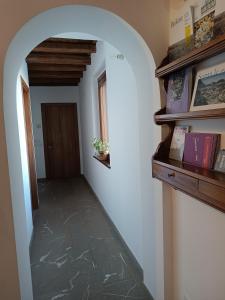 un pasillo con una puerta y un estante con libros en CASAL MICELIO, en Udine