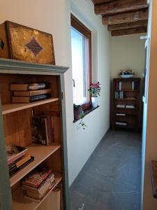 een kamer met een boekenplank en een raam bij CASAL MICELIO in Udine