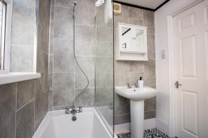 y baño con bañera, lavamanos y ducha. en Roberts House by #ShortStaysAway, en Blythe