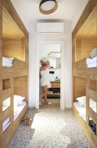 מיטה או מיטות קומותיים בחדר ב-54You