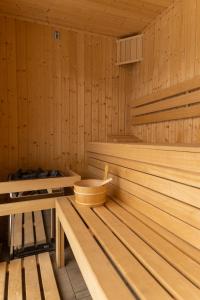 drewniana sauna z drewnianą miską w obiekcie ApartView Plażowa Residence Szczyrk by Rent like home w Szczyrku