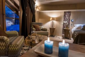 uma sala de estar com duas velas azuis numa mesa em Le Taos em Tignes