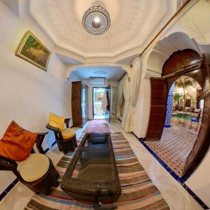 sala de estar con muebles y mesa. en Riad Dar Moulay Ali, en Marrakech 149 fotos más