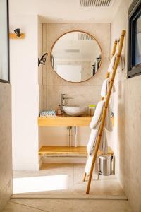 伊埃爾的住宿－Le Lodge des Îles d'Or，一间带水槽和镜子的浴室
