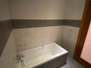 Koupelna v ubytování Superb 2 Bedroom Apartment in Sliema
