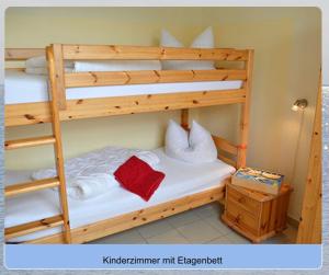 - une chambre avec 2 lits superposés et des draps blancs dans l'établissement Am Mühlenkamp daheim 7, 8, 14, à Heringsdorf
