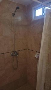 y baño con ducha y cortina de ducha. en Departamento con kitchenet. Entrada independiente. en Córdoba