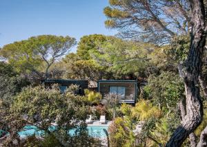 Bazén v ubytování Le Lodge des Îles d'Or nebo v jeho okolí