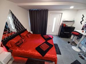 una camera con letto rosso di Aquas AP a Petrijanec