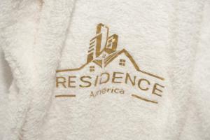 un maglione bianco con un logo americano di Résidence America a Dakhla