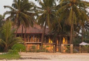 ウドゥピにあるVilla Malpeのヤシの木が2本ある浜辺の家