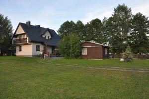 uma casa grande com um quintal e uma casa em Dom nad Bliznem em Walne