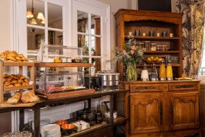 uma cozinha com um balcão com comida em Chatillon Paris Montparnasse em Paris