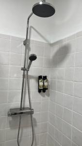 La salle de bains est pourvue d'une douche lumineuse et de carrelage blanc. dans l'établissement Casa Flor de Sal Apartment, à Carvoeiro