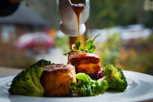 een bord eten met broccoli en vlees met saus bij Draycote Hotel And Whitefields Golf Course in Rugby +42 foto's