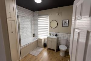 een badkamer met een toilet, een douche en een wastafel bij Luxury Stays in Birkenhead