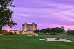 un campo da golf con due putting green di fronte a un hotel di The Westin Savannah Harbor Golf Resort & Spa a Savannah