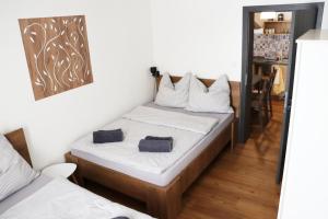 1 Schlafzimmer mit 2 Betten in einem Zimmer in der Unterkunft Apartmán Milbach in Mlynica