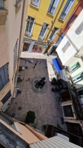 an overhead view of a courtyard in a building at Studio en plein centre historique de perpignan in Perpignan