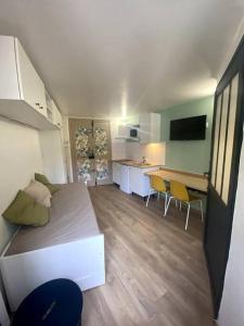a small room with a bed and a kitchen at Studio en plein centre historique de perpignan in Perpignan