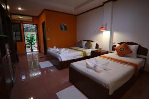 Habitación de hotel con 2 camas y balcón en Coconut House Resort en Koh Samui