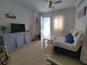 Televízia a/alebo spoločenská miestnosť v ubytovaní Rincon Mediterraneo Gran Alacant