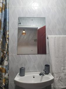 y baño con lavabo y espejo. en Stellar 1-bedroom apartment in Madaraka Estate, Nairobi, en Nairobi