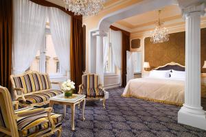 Rúm í herbergi á Hotel Imperial, a Luxury Collection Hotel, Vienna