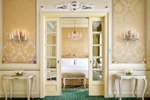 Rúm í herbergi á Hotel Imperial, a Luxury Collection Hotel, Vienna